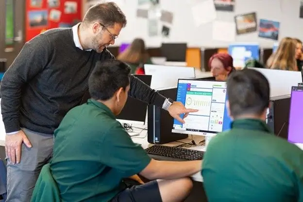 What is financial literacy 💸 and how to teach it in school